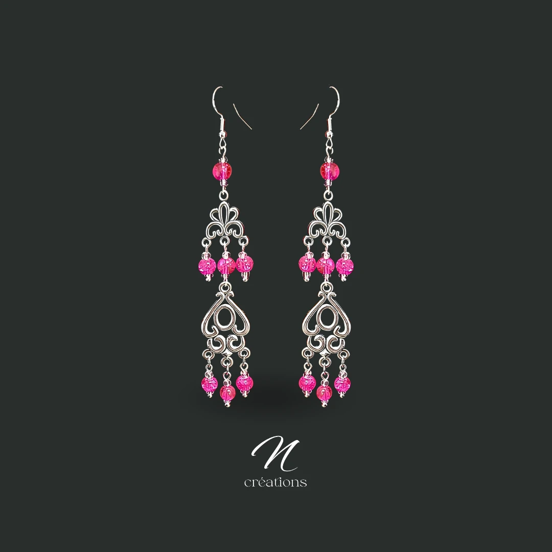 Longues boucles d'oreilles argentées rose fluo