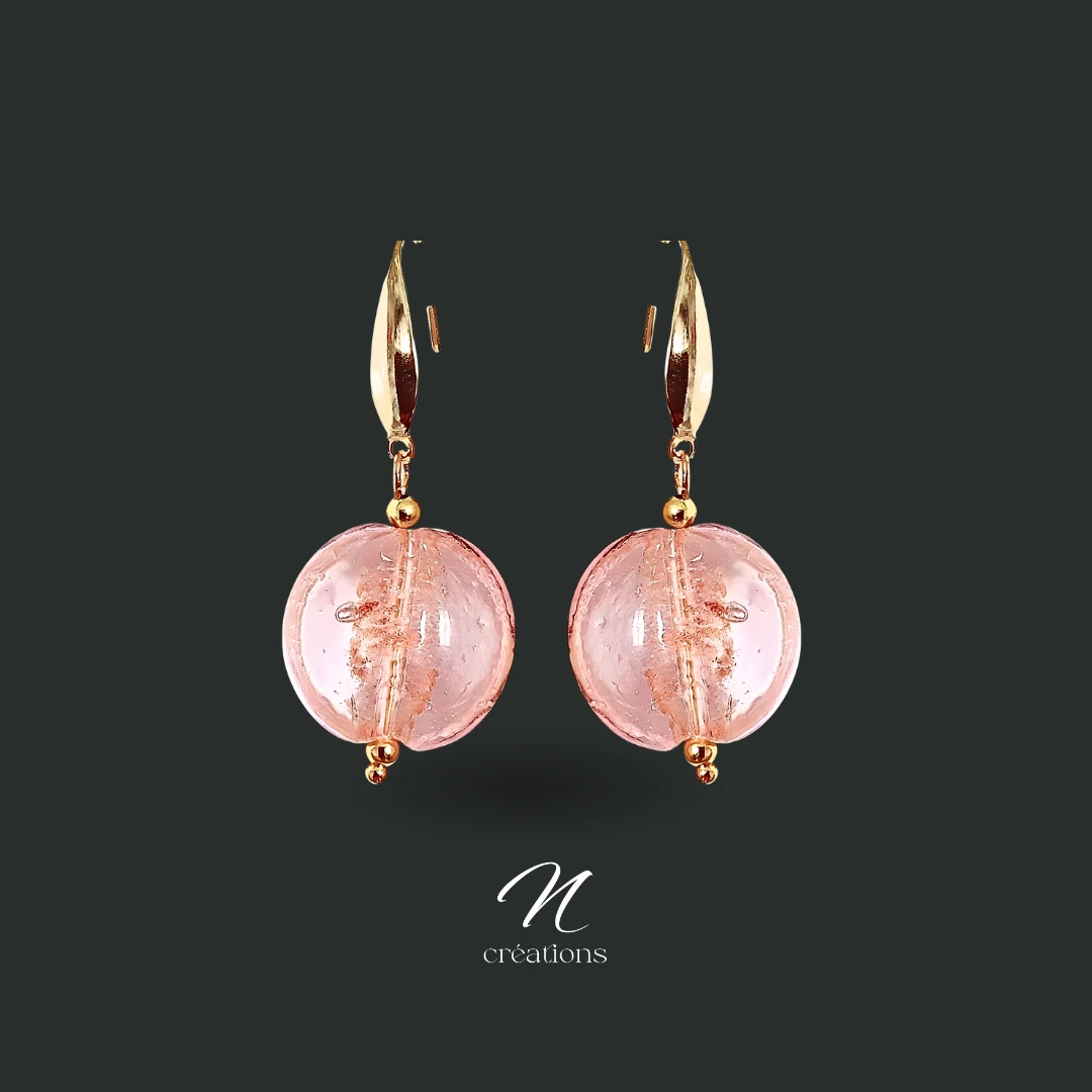 Boucles d'oreilles dorées galets verre rose dragée poudre d'or