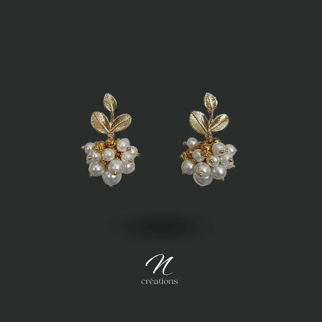 Boucles d’oreilles ALBA, Grappes Nacrées et Feuilles Dorées