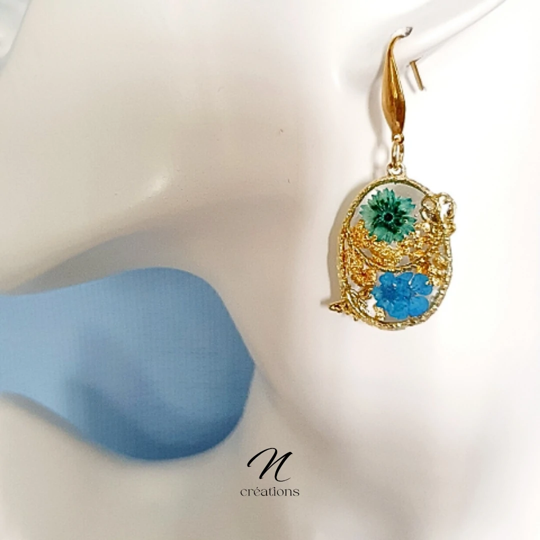 Boucles d’oreilles Ovales Dorés et Fleurs Bleues
