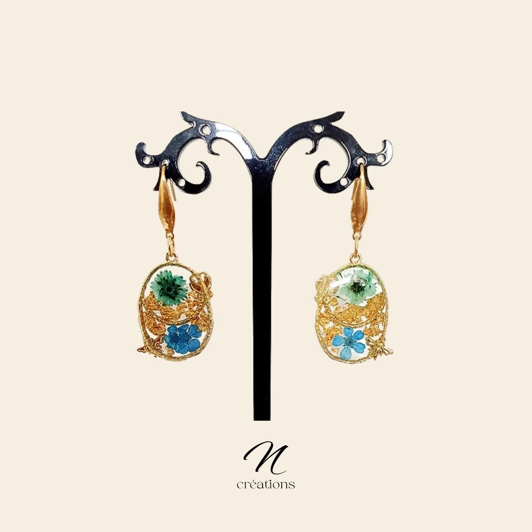 Boucles d’oreilles Ovales Dorés et Fleurs Bleues