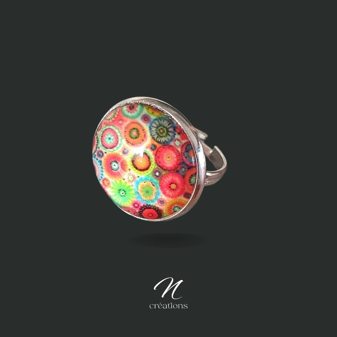 Bague ronde ajustable en acier inoxydable. Cabochon bombé multicolore en verre.