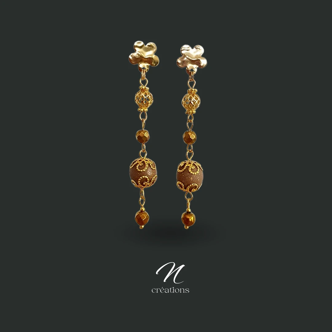 Boucles d’oreilles vintage, corolles fleuries et éclat doré