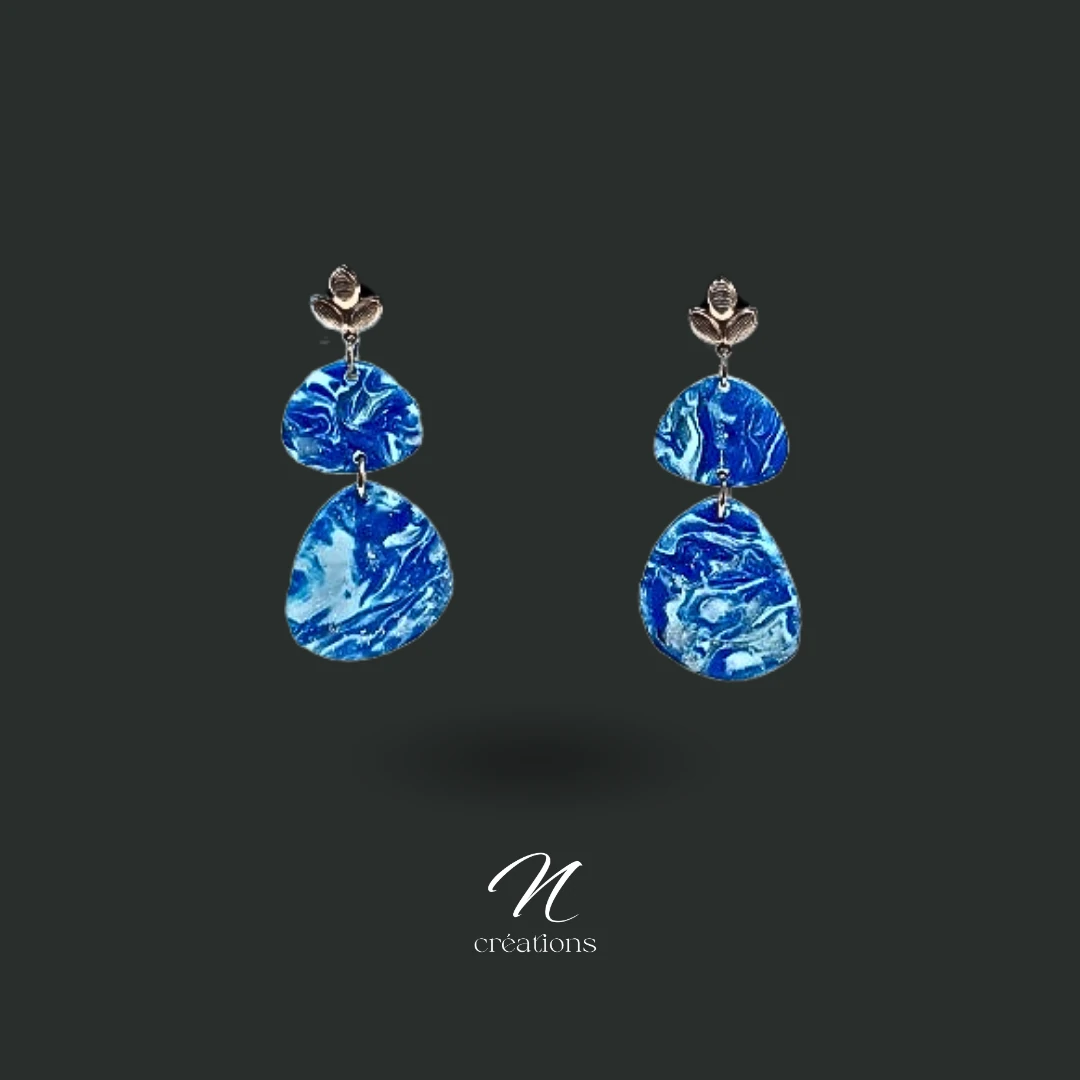 Parure artisanale collier et boucles en polymère bleu marbré pailleté. Légère, brillante et unique, idéale pour sublimer vos tenues