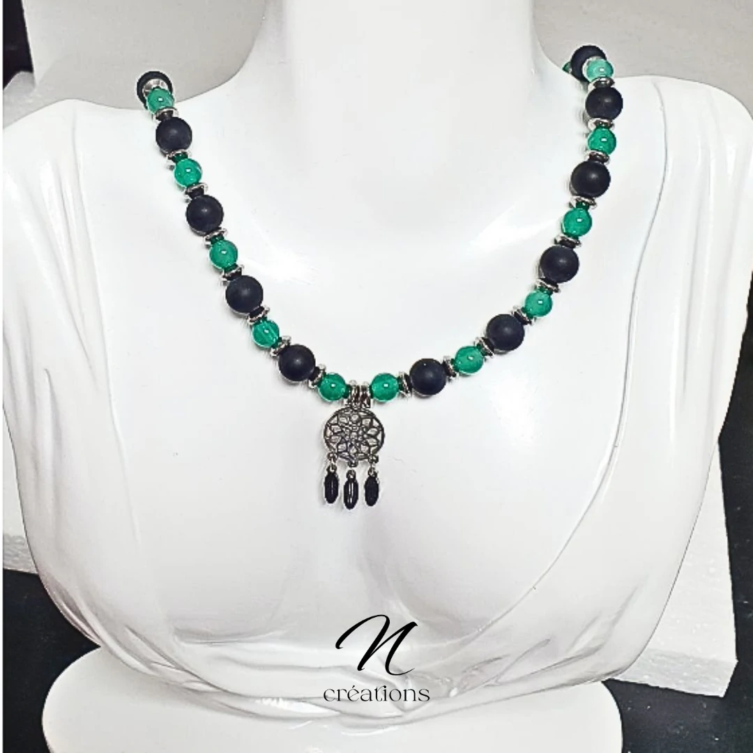 Ras de cou 42 cm en Onyx vert et noir mat, pendentif attrape-rêves en acier inoxydable. Bijou artisanal fait main, modèle unique, énergie positive.